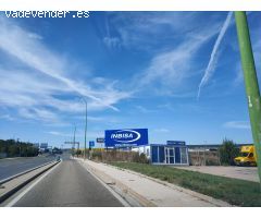 Alquiler de nave industrial moderna en polígono estratégico junto al aeródromo.