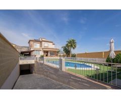 Villa seminueva 414 m2, 5 dorm. + bodega 3 baños y aseo, vistas a mar y parque. Piscina garajes