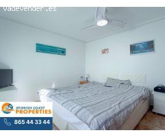 Elegante Casa Adosada con Vistas al Mar, 2 Piscinas Comunitarias y Garaje Semi-Doble en Punta Prima