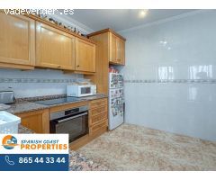 Elegante Casa Adosada con Vistas al Mar, 2 Piscinas Comunitarias y Garaje Semi-Doble en Punta Prima