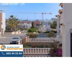 Elegante Casa Adosada con Vistas al Mar, 2 Piscinas Comunitarias y Garaje Semi-Doble en Punta Prima