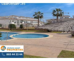 Elegante Casa Adosada con Vistas al Mar, 2 Piscinas Comunitarias y Garaje Semi-Doble en Punta Prima