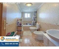 Elegante Casa Adosada con Vistas al Mar, 2 Piscinas Comunitarias y Garaje Semi-Doble en Punta Prima