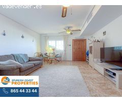 Elegante Casa Adosada con Vistas al Mar, 2 Piscinas Comunitarias y Garaje Semi-Doble en Punta Prima