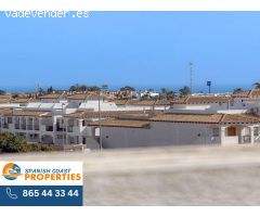 Elegante Casa Adosada con Vistas al Mar, 2 Piscinas Comunitarias y Garaje Semi-Doble en Punta Prima