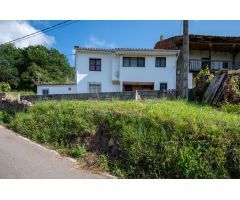 Venta de casa de dos dormitorios en Sales-Colunga a 4 km de la playa y jardín frente a la casa.