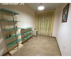 Vivienda formada por 3 dormitorios y dos baños. Cocina independiente y terraza independiente en comu