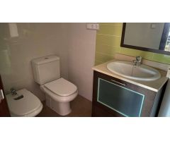 Vivienda formada por 3 dormitorios y dos baños. Cocina independiente y terraza independiente en comu