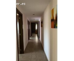 Vivienda formada por 3 dormitorios y dos baños. Cocina independiente y terraza independiente en comu