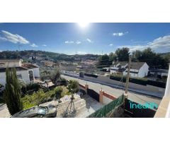 Preciosa casa con gran jardín