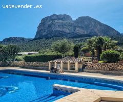 Finca de 4500m2 con villa de cuatro dormitorios grandes con vista, piscina, jacuzzi y garaje
