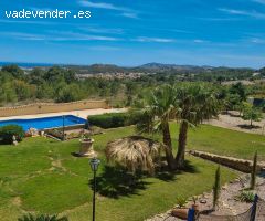 Finca de 4500m2 con villa de cuatro dormitorios grandes con vista, piscina, jacuzzi y garaje