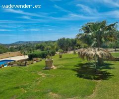Finca de 4500m2 con villa de cuatro dormitorios grandes con vista, piscina, jacuzzi y garaje