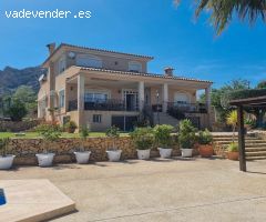 Finca de 4500m2 con villa de cuatro dormitorios grandes con vista, piscina, jacuzzi y garaje