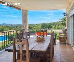 Finca de 4500m2 con villa de cuatro dormitorios grandes con vista, piscina, jacuzzi y garaje
