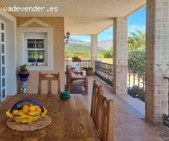 Finca de 4500m2 con villa de cuatro dormitorios grandes con vista, piscina, jacuzzi y garaje