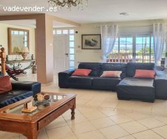 Finca de 4500m2 con villa de cuatro dormitorios grandes con vista, piscina, jacuzzi y garaje