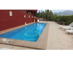 Espacioso chalet de cuatro habitaciones con piscina en La Nucía pueblo lindando con zona verde