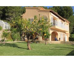 Chalet independiente con vistas al mar y piscina climatizada en venta en Benissa
