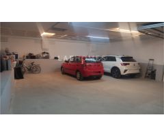 Garaje cerrado de 98 m² en Amara – Amplio, seguro y con puerta motorizada