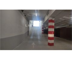 Garaje cerrado de 98 m² en Amara – Amplio, seguro y con puerta motorizada
