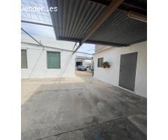 Casa independiente con patio y terreno de huerta