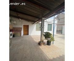 Casa independiente con patio y terreno de huerta