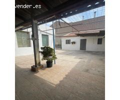 Casa independiente con patio y terreno de huerta