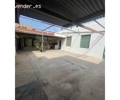 Casa independiente con patio y terreno de huerta