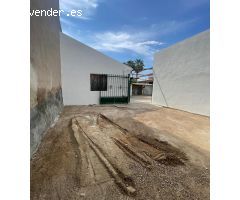 Casa independiente con patio y terreno de huerta