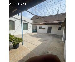 Casa independiente con patio y terreno de huerta