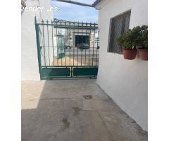 Casa independiente con patio y terreno de huerta