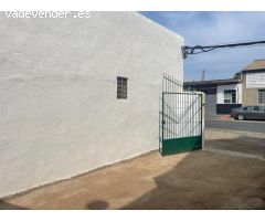 Casa independiente con patio y terreno de huerta