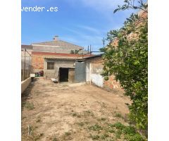 Casa independiente con patio y terreno de huerta