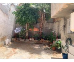 Casa con patio grande y garaje