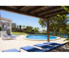 Villa de ensueño en primera línea de Porto Petro, con acceso directo al agua y licencia turística