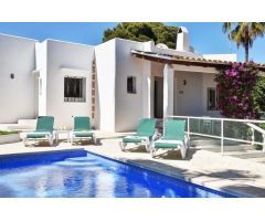 Chalet ibicenco con licencia turística a solo 50 metros del mar en Cala Egos / Cala dOr