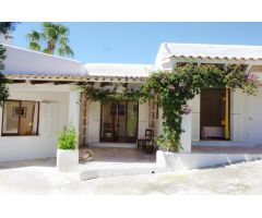 Chalet ibicenco con licencia turística a solo 50 metros del mar en Cala Egos / Cala dOr