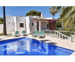 Chalet ibicenco con licencia turística a solo 50 metros del mar en Cala Egos / Cala dOr