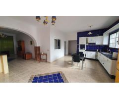 Venta de Casa con  Terreno en El Tanque