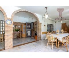 Chalet en Urb. Vista Aljarafe con 3.374 m² de parcela