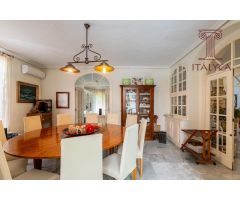 Chalet en Urb. Vista Aljarafe con 3.374 m² de parcela