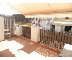 Ático triplex de 2 dormitorios y gran terraza junto a calle Feria