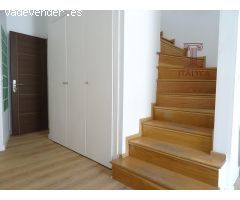 Ático triplex de 2 dormitorios y gran terraza junto a calle Feria