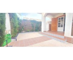 BUNGALOW CON JARDIN EN ESQUINA Y PISCINA COMUNITARIA