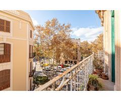 Amplia y Luminosa Vivienda en Edificio Histórico del Centro de Palma