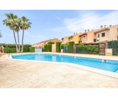PAREADO CON JARDÍN, PISCINA COMUNITARIA Y PARKING EN SA TORRE