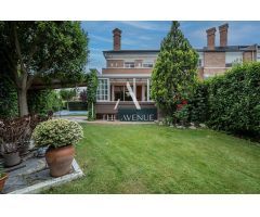 Chalet adosado de esquina con gran jardín y piscina privada en urbanización cerrada de Boadilla