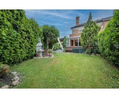 Chalet adosado de esquina con gran jardín y piscina privada en urbanización cerrada de Boadilla