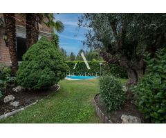 Chalet adosado de esquina con gran jardín y piscina privada en urbanización cerrada de Boadilla